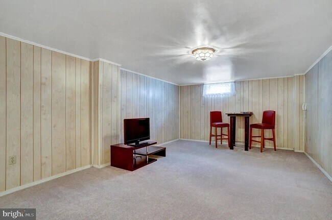 Building Photo - 3 Bedroom Home