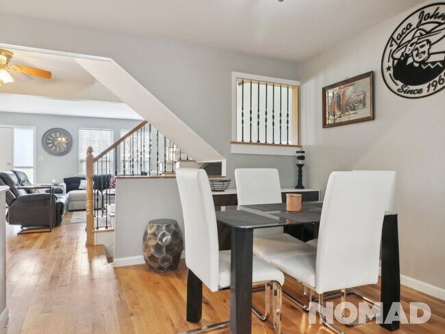 Building Photo - 3 Bedroom Townhome in Aurora