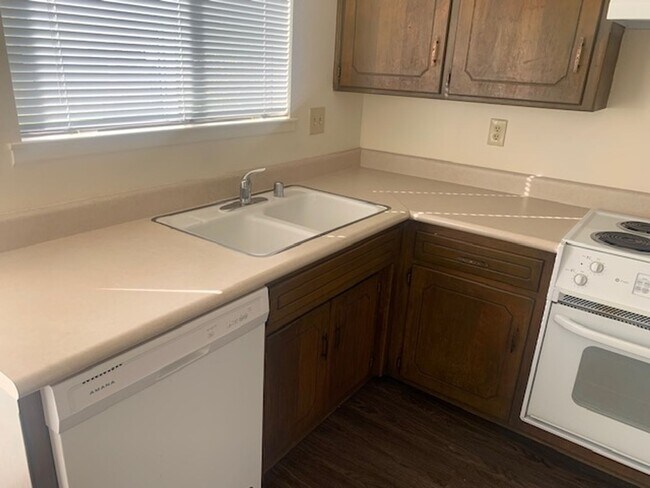 Building Photo - 2 bedrooms, 1.5 bath townhouse apartment