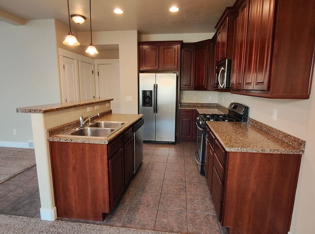 Building Photo - AMAZING CONDO 2 MASTER SUITES 2 CAR GARAGE