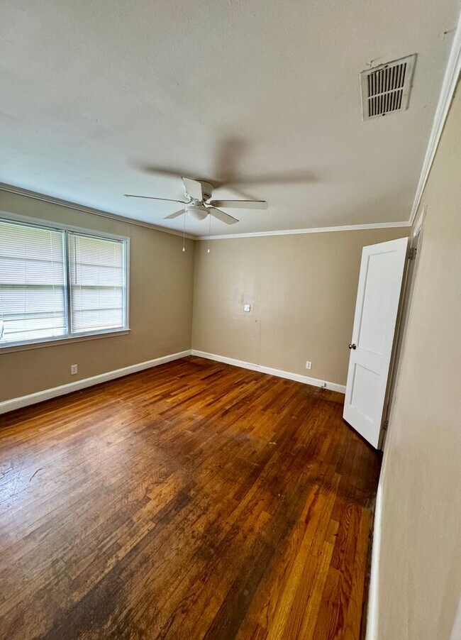 Building Photo - 4 Bed 2 Bath Brick House