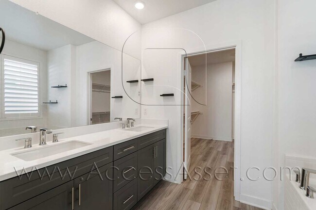 Building Photo - Spacious 4 Bed/3.5 Bath Gem Home In Menifee!