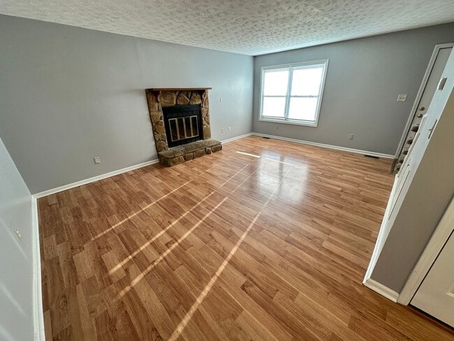 Building Photo - Nice 3 BR, 2 Bath Home! HW & Carpet Floors, Attached Garage, Fenced Backyard, Pets Ok!