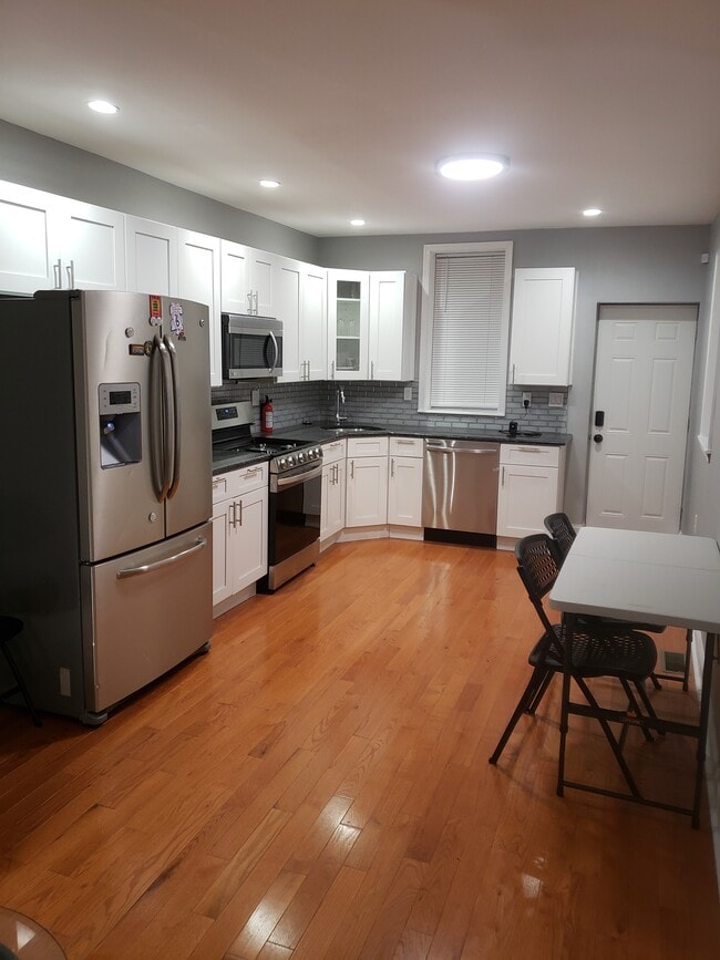 Primary Photo - 1645 N Newkirk St