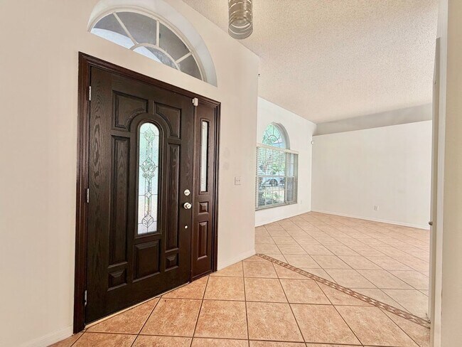 Building Photo - Large and Spacious 4/2 in Ideal Location!