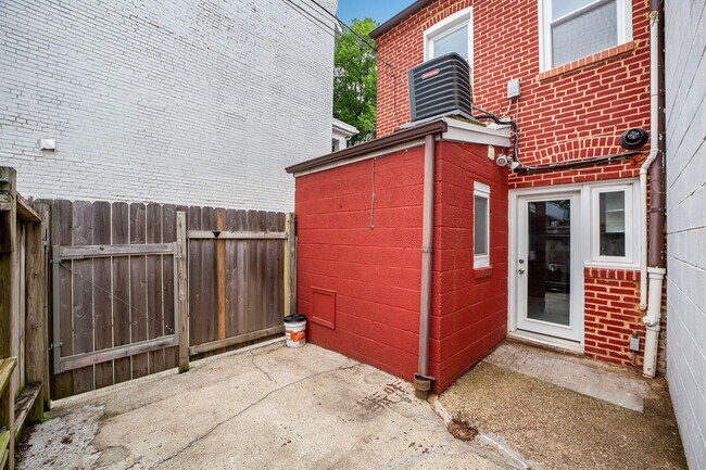 Building Photo - Available Now! 2 Bed / 1 Bath Rowhouse in ...