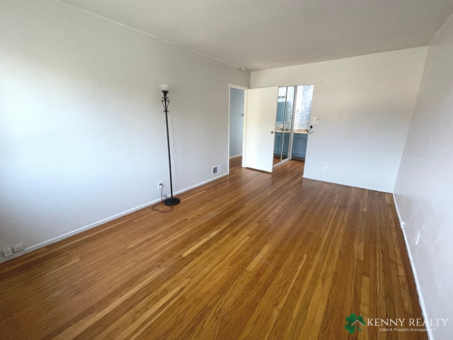 Building Photo - Large Five Bedroom, Three Bathroom with In...