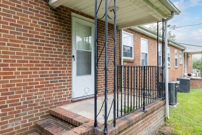 Building Photo - 105 Indiana Ln