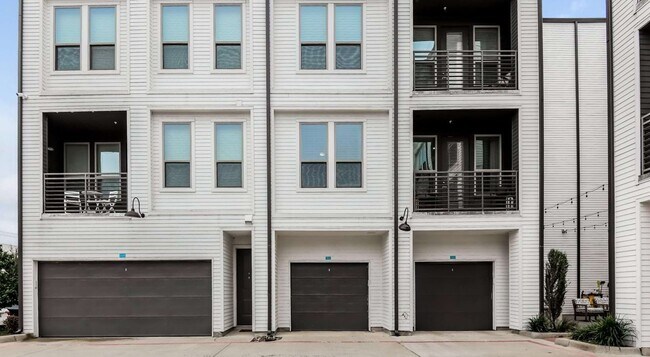 Building Photo - 8025 Forest Ln