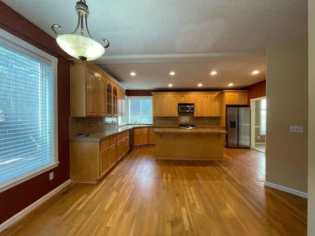 Building Photo - 5 Bed 2.5 Bath + a Den in Tigard/Bull Mountain - Solar Panels, Central A/C and More!