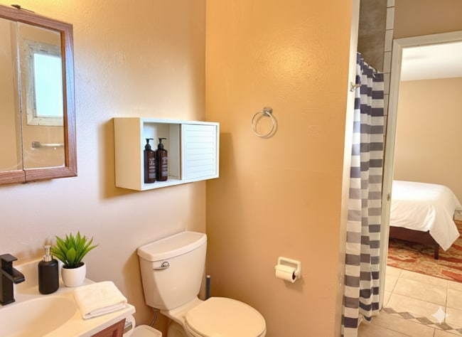 Building Photo - LARGE 4BR - 2BA HOUSE - LARGE BEDROOMS - R...