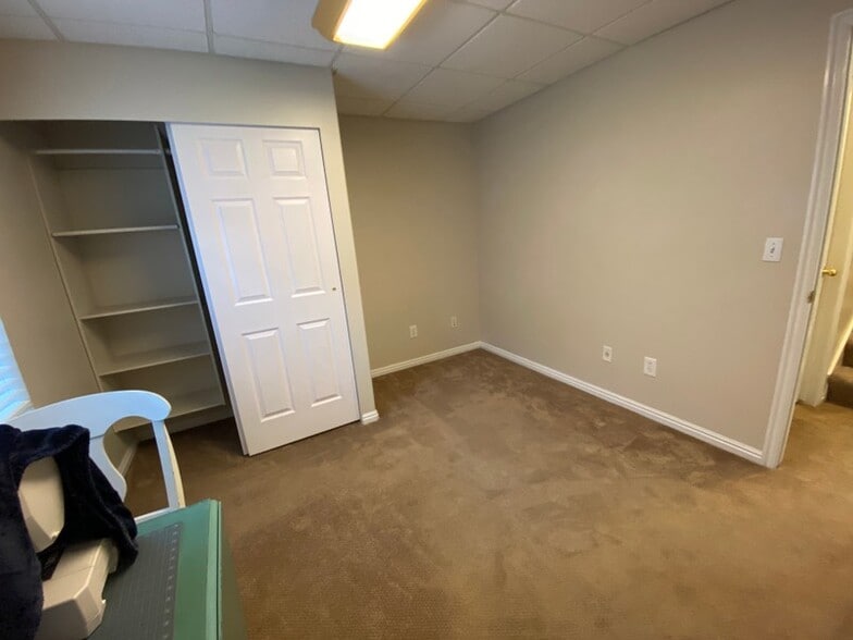 Building Photo - 50 50 W