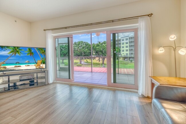 Building Photo - Updated 3 bedroom unit overlooking the Eas...