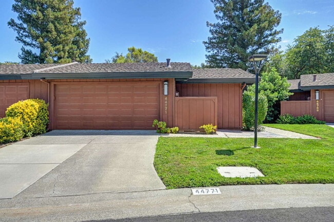 Building Photo - Fabulous condominium home on 6th Fairway of El Macero Country Club.