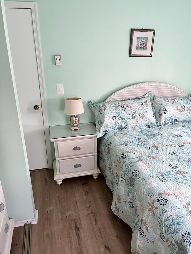 Bedroom #4 - queen size bed - 220 Catherine Ln
