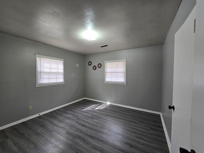 Building Photo - 776 Kenyon Ave