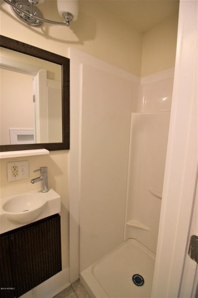 Building Photo - 505 S Oak St