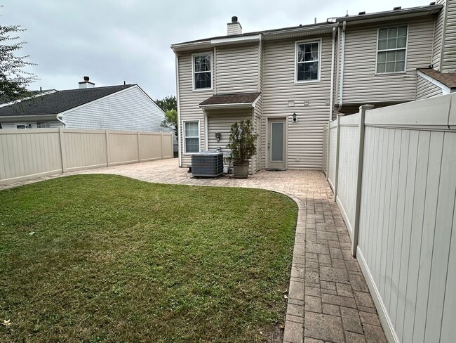 Building Photo - End Unit Townhouse for Rent
