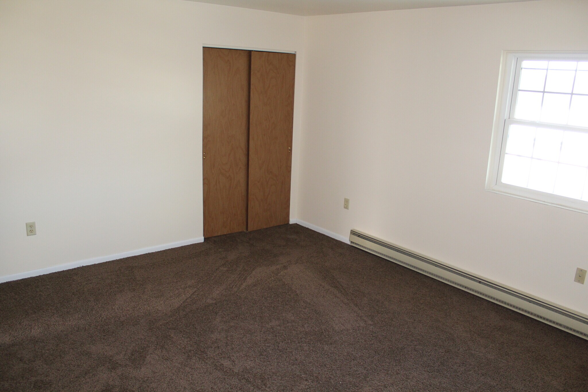 Master Bedroom - 56 Saratoga Ct