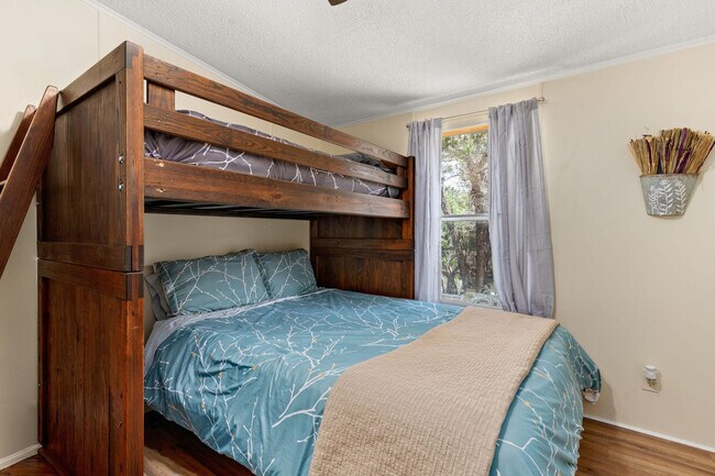 Building Photo - 705 Firefly Dr