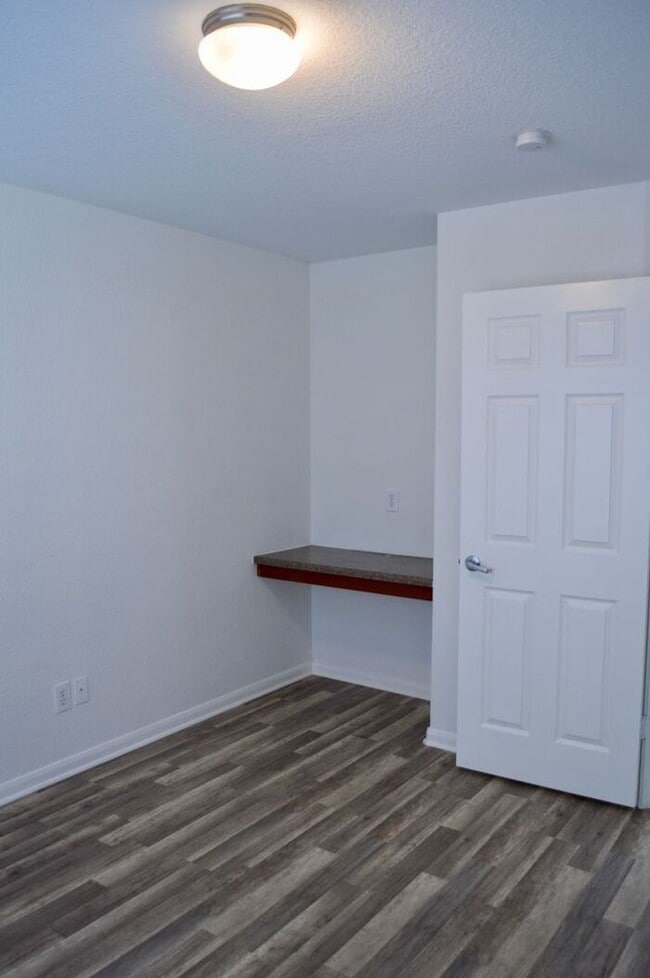 Building Photo - Amazing 4 bed 2 bath 2 story home in Hallie Heights!