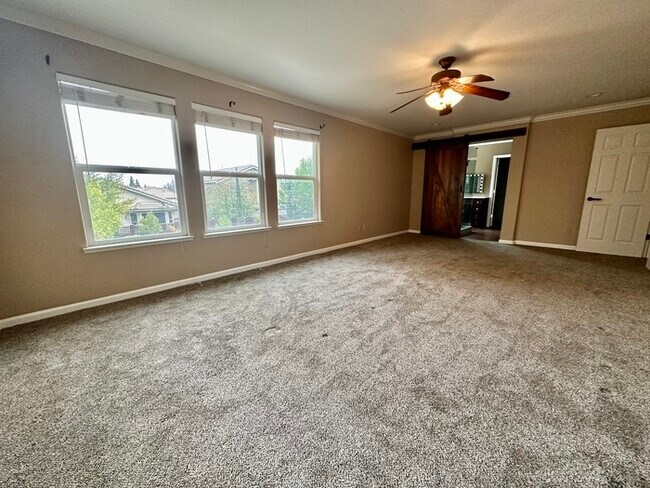 Building Photo - Must See This Beautiful 4 Bedroom 3 Bathro...