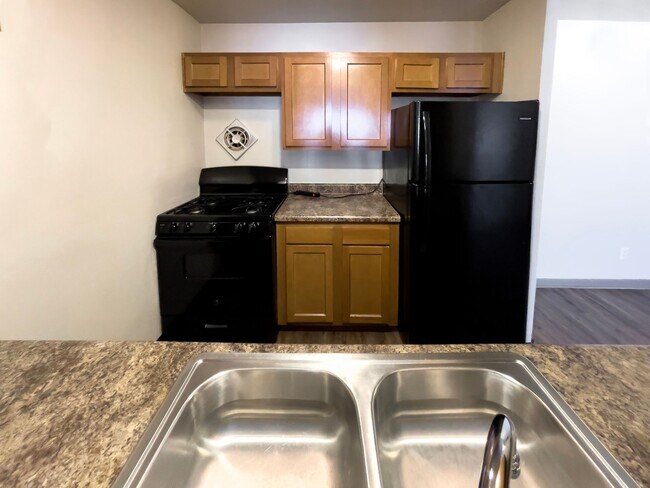 Building Photo - Ample Closet Space