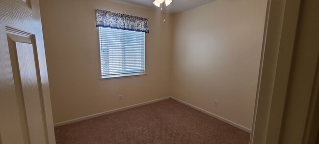 Building Photo - HALF OFF ONE MONTH RENT IF APPROVED AND MO...