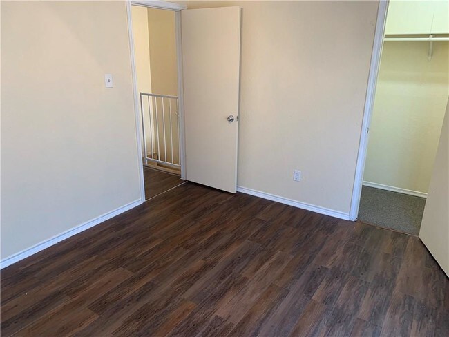 Building Photo - 907 S Mesquite St