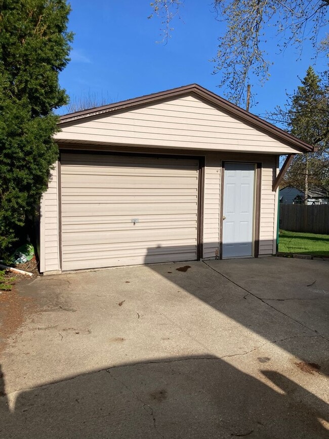 Building Photo - 3 Bedroom Home in Beloit!