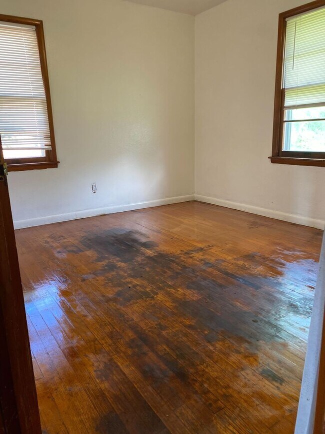 Building Photo - Well Kept Two Bed Room