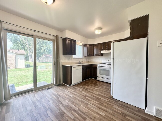Building Photo - Renovated and Super Clean 2 Bed/1.5 Bath C...