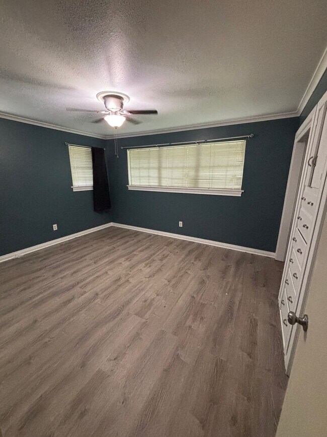 Building Photo - Beautiful 3 Bedroom Broadmoor Home