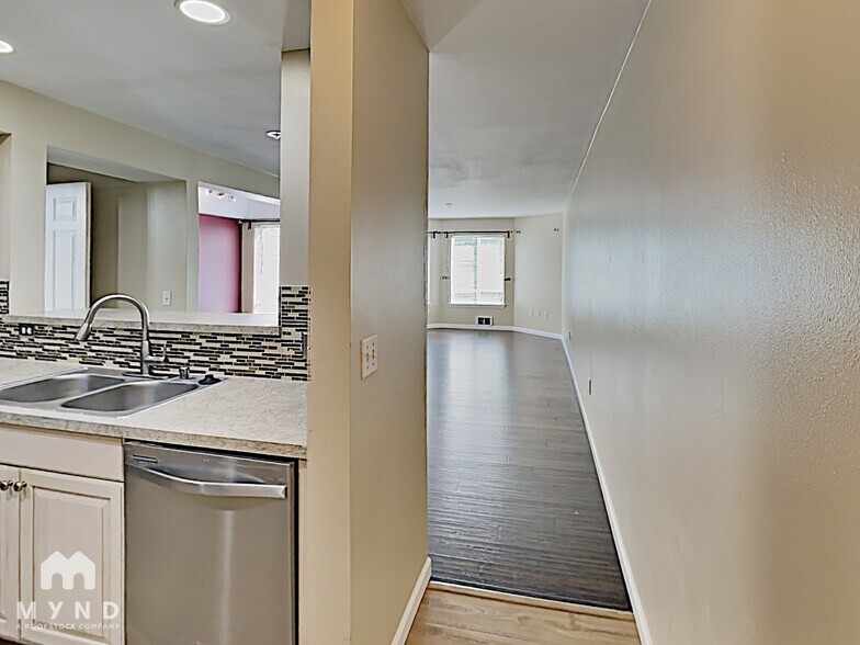 Building Photo - 2530 15th Ave W