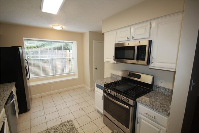Building Photo - 22138 Birch Valley Dr