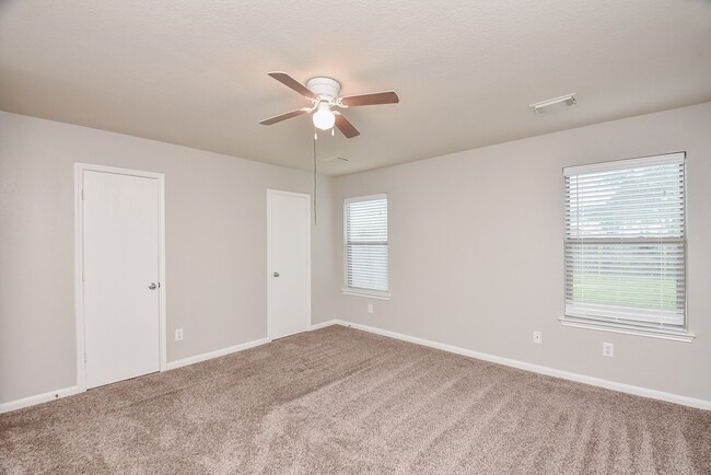 Building Photo - 15327 Mission Oak Dr