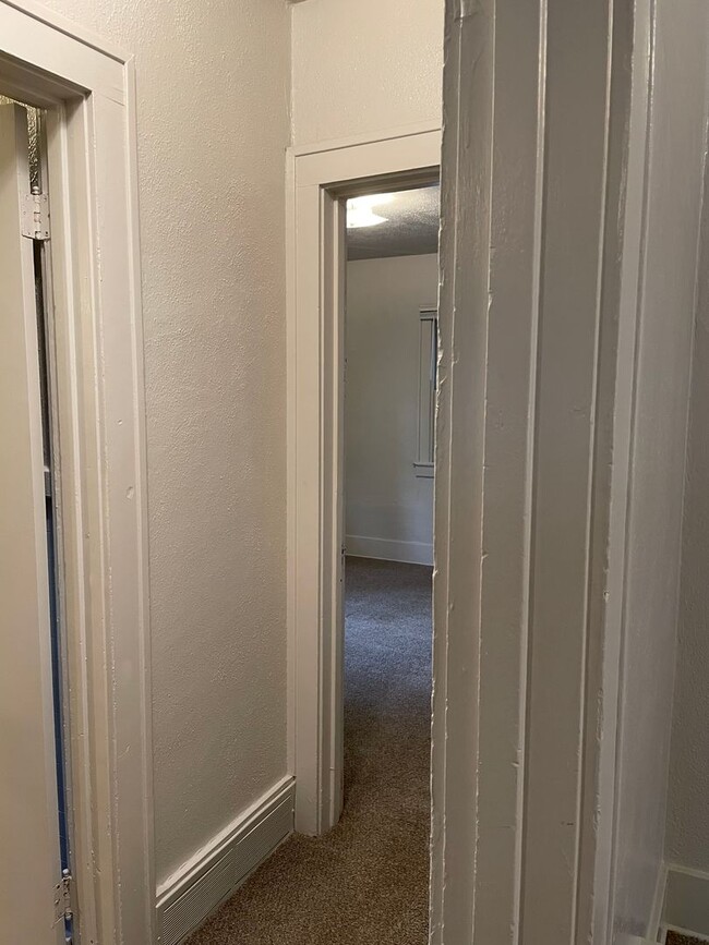 Building Photo - STUDENTS WELCOME! 1 Block North of CSU