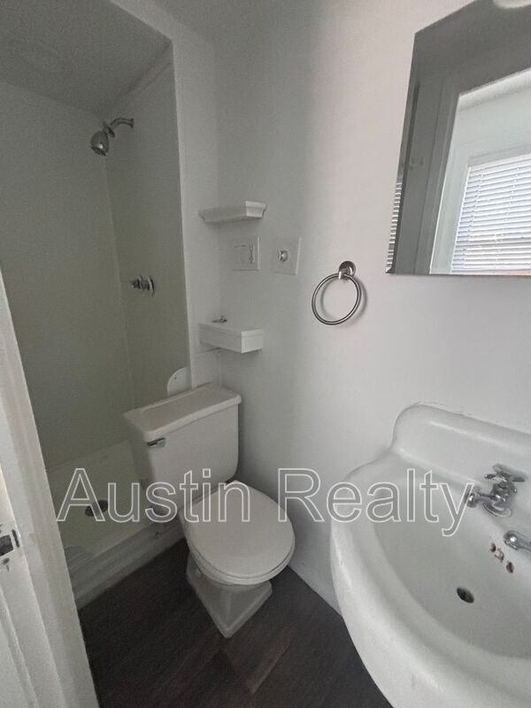 Building Photo - 322 N Newstead Ave