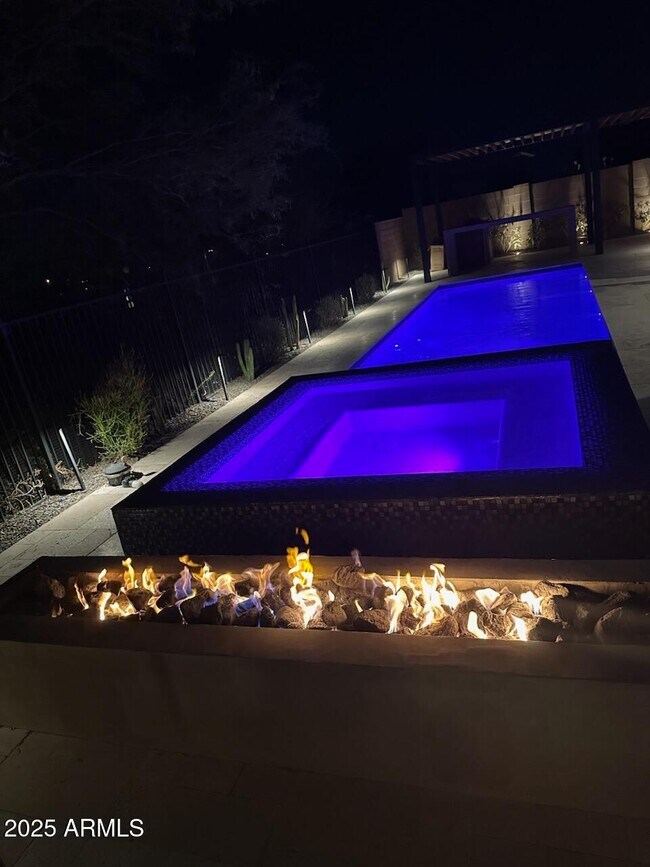 Building Photo - 2423 N Beverly Pl