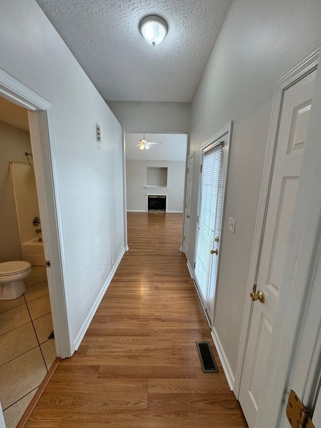 Building Photo - Comfortable 2-Bed, 2-Bath Home