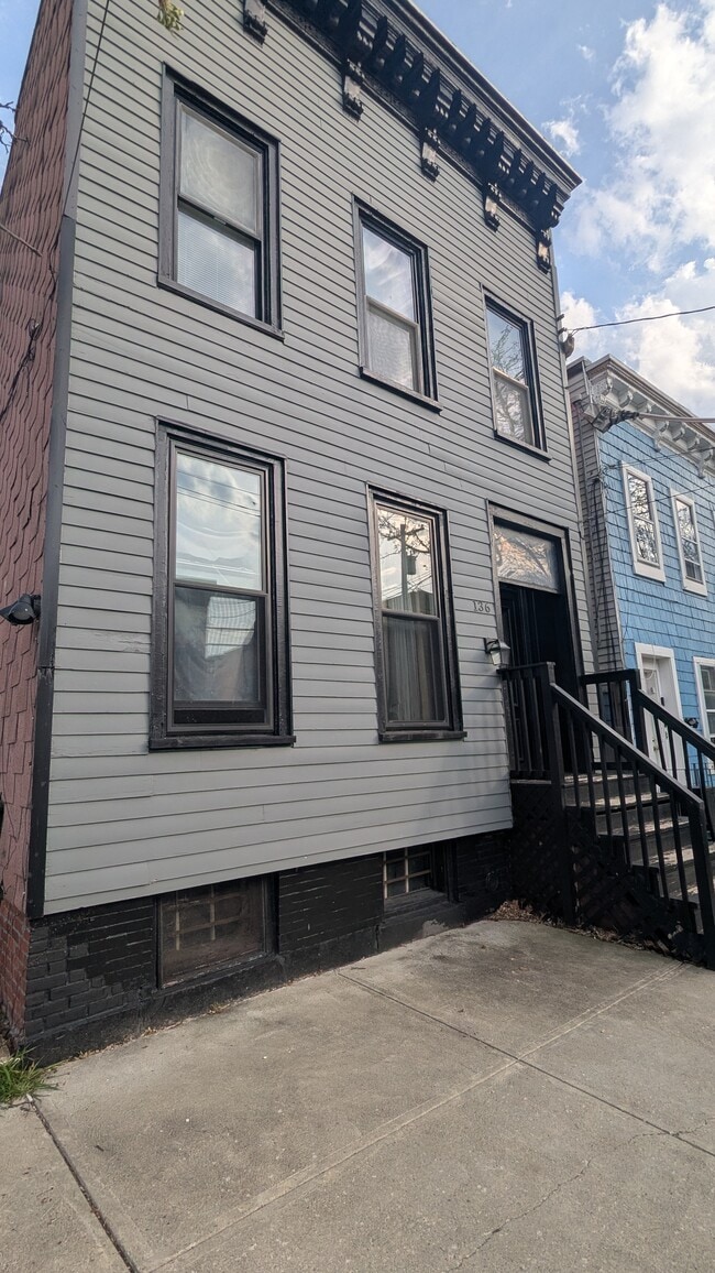 Building Photo - 136 Dove St