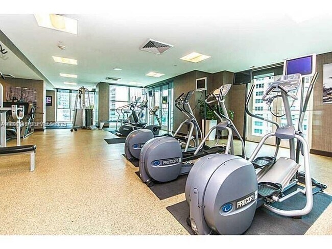 Building Photo - 950 Brickell Bay Dr