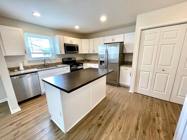 Building Photo - Beautiful, Spacious 3 bed/2 bath House near West Village!