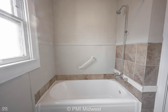 Building Photo - 824 E 44th St