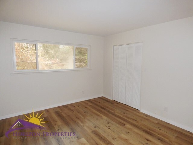 Building Photo - 4000-4002 Earnscliff Ave