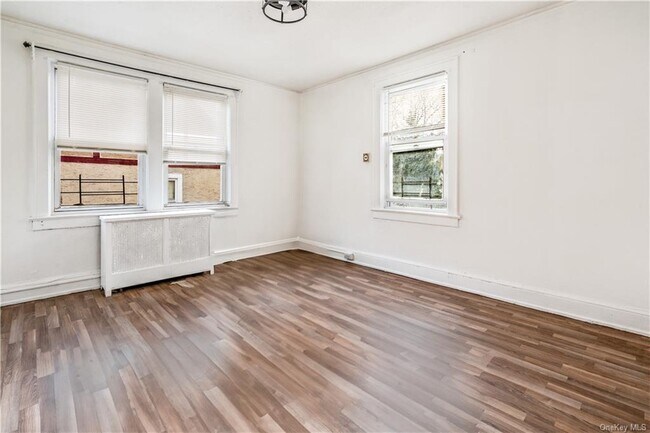 Building Photo - 218 E 4th St