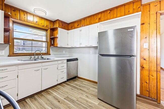 Building Photo - Updated 3-Bedroom Home with Attached Garage & Full Basement