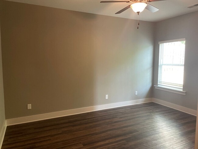 Building Photo - 3 Bedroom Home With Spacious Garage and Fenced Backyard!