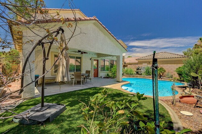 Building Photo - 10588 Isola Bella St