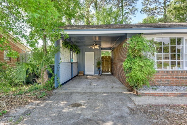 Building Photo - 310 Coral Dr SW